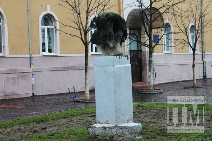 Мукачівці намагались розгадати секрет невідомого пам’ятника на вулиці Пушкіна (ФОТОРЕПОРТАЖ) – 04