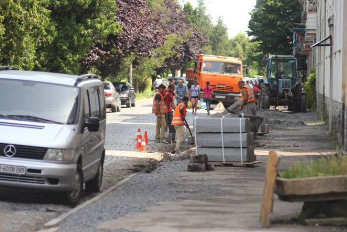 На вулиці Парканія у Мукачеві ремонтують тротуар – 01