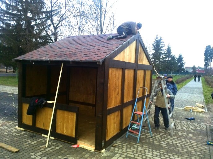 У Мукачеві почали монтувати будиночки для фестивалю "Червене вино" – 04