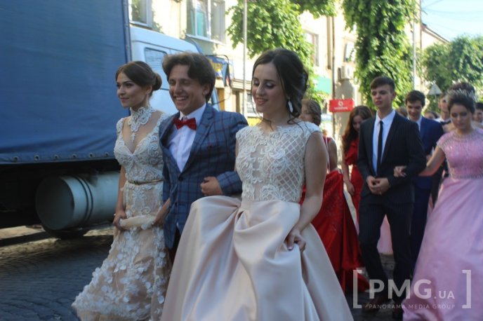 У Мукачеві стартував парад випускників – 20