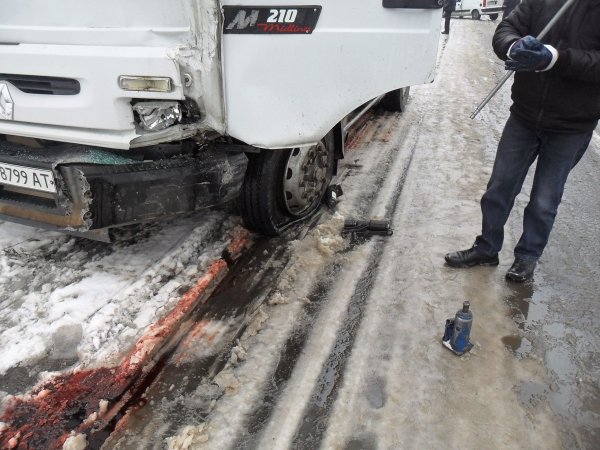 У Виноградові зіткнулись дві автівки, один із водіїв опинився у лікарні (ФОТО) – 04