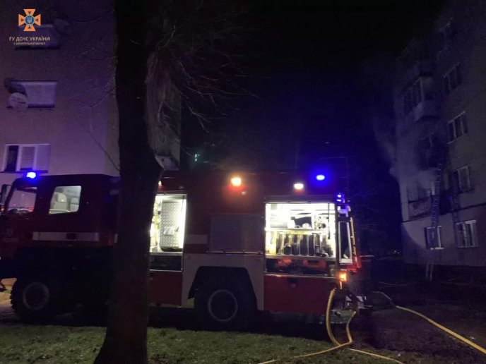 У Мукачеві рятували людей через пожежу в квартирі – 04 У Мукачеві рятували людей через пожежу в квартирі – 04