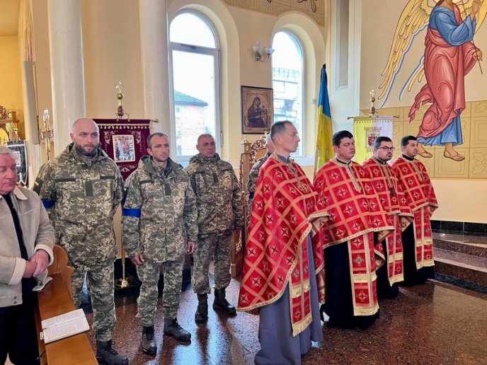 На Закарпатті провели в останню путь двох захисників-товаришів – 09