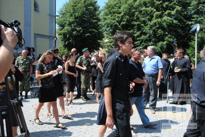 "Герої не вмирають!"У Мукачеві попрощалися з Вільгельмом Штольцелем, полеглим під Зеленопіллям (ФОТО) – 18