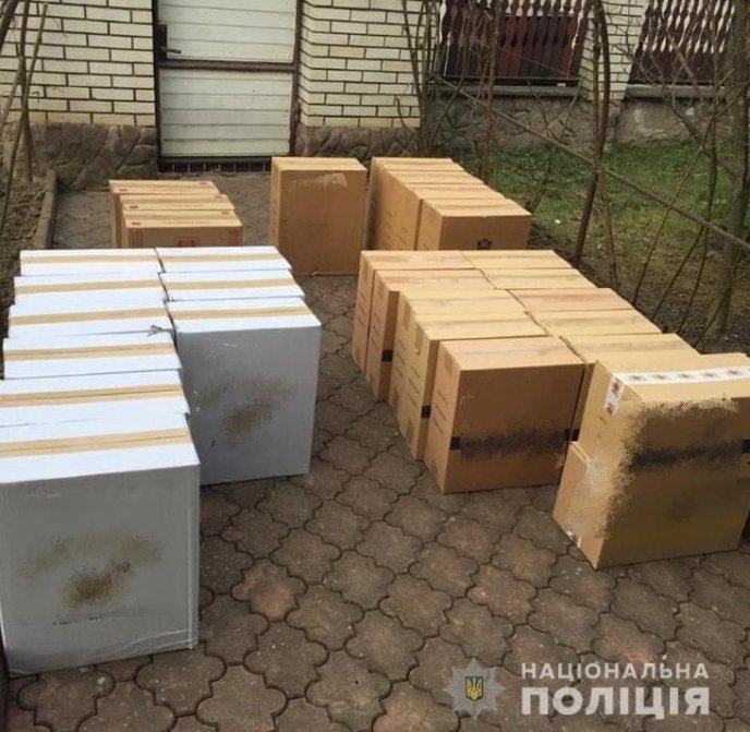 Правоохоронці провели обшуки та вилучили чимало тютюнових та алкогольних виробів без акцизних марок – 02 Правоохоронці провели обшуки та вилучили чимало тютюнових та алкогольних виробів без акцизних марок – 02
