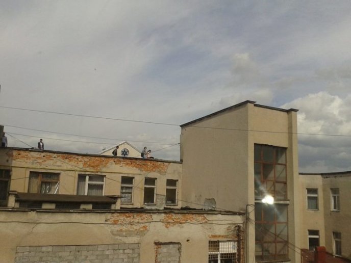 Новий вид розваг молоді Хуста: видертись на дах будинку та плювати на перехожих  – 02