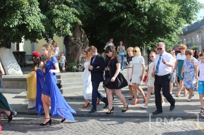 Випускники загальноосвітніх шкіл Мукачева пройшли ходою по місту  – 05