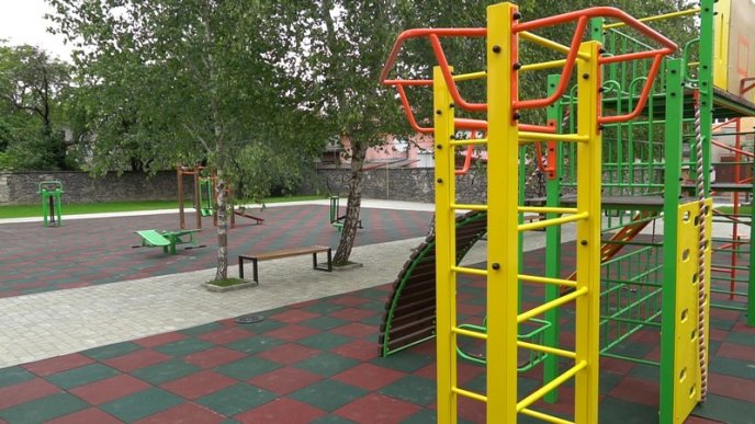 У трьох школах Мукачева звели спортивні майданчики – 07 У трьох школах Мукачева звели спортивні майданчики – 07