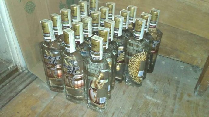 Правоохоронці Ужгорода виявили цех по виробництву "лівої" горілки та коньяку – 01