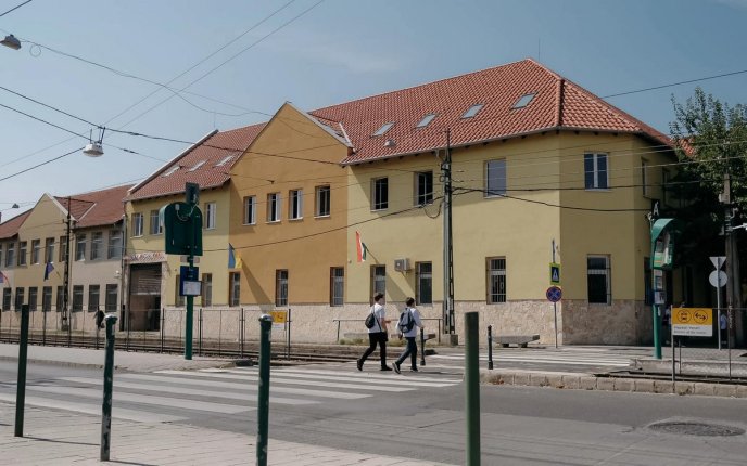 В Угорщині відкрили першу державну двомовну школу для українських дітей – 01