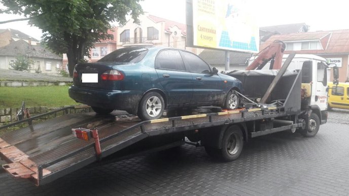 У Мукачеві за день евакуювали три автомобілі – 04