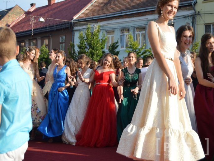 Парад випускників у Мукачеві: емоційні фото із заходу – 03