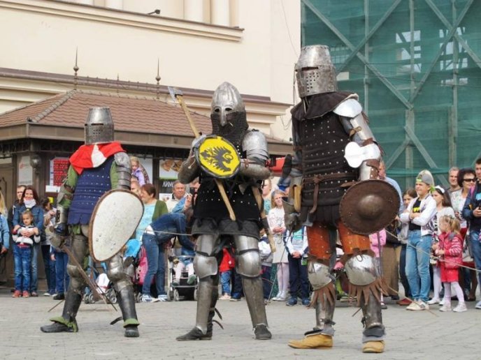 У центрі Ужгорода лицарі влаштували середньовічну битву – 05