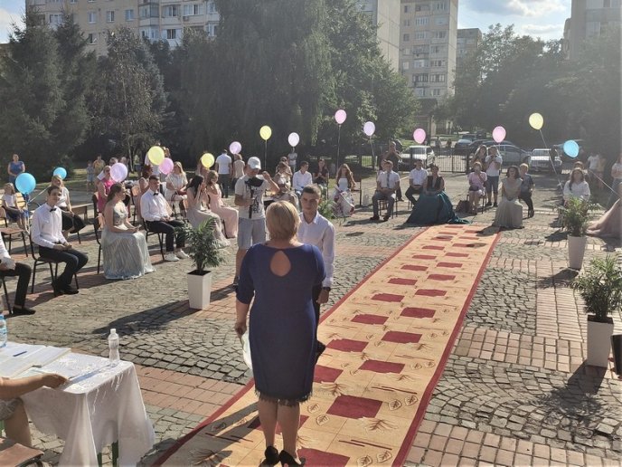 У Мукачеві вручили атестати випускникам – 04