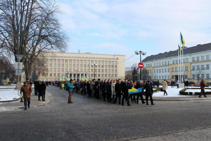 На головній площі Закарпаття молодь розгорнула 100-метровий прапор України – 01