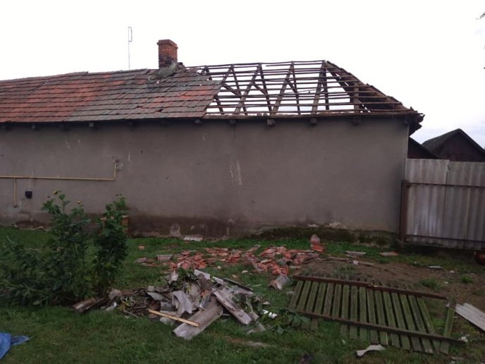 Рятувальники ліквідовують наслідки негоди – 07