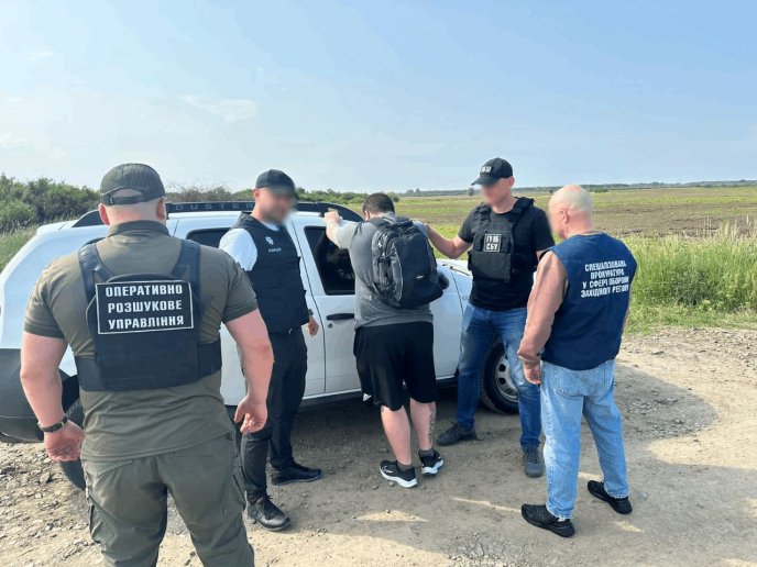 Резонансне викриття у Мукачеві: поліція показала відео затримання – 05