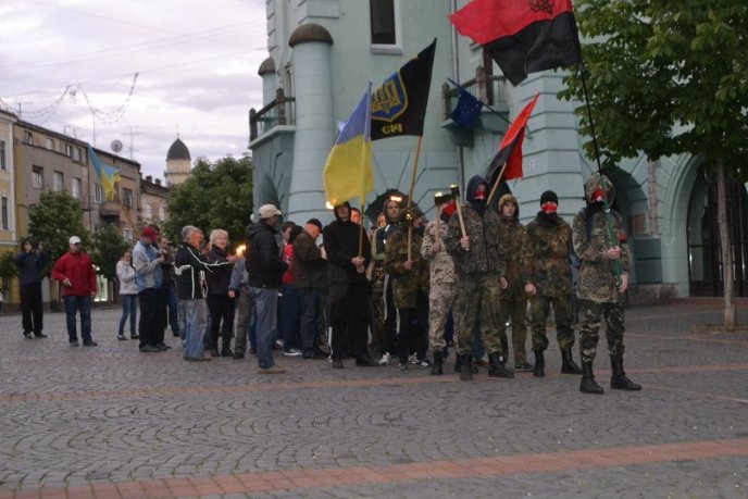 У Мукачеві провели марш пам’яті, присвячений Небесній сотні та полеглим Героям Одеси (ФОТО) – 05