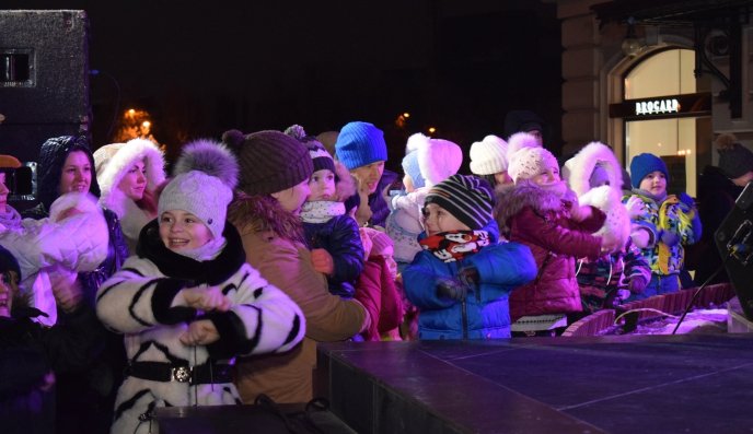 Головна ялинка Ужгорода засяяла новорічними вогнями – 05 Головна ялинка Ужгорода засяяла новорічними вогнями – 05