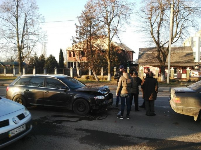 Аварія в Ужгороді: зіткнулися одразу 4 машини – 02