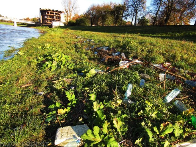 На березі Латориці у Мукачеві з’явилися купи пластикового сміття – 04 На березі Латориці у Мукачеві з’явилися купи пластикового сміття – 04