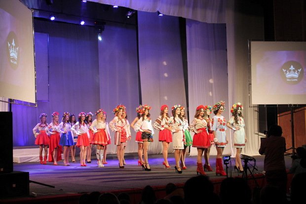 Титул найгарнішої студентки УжНУ виборола Аліса Конончук (ФОТО) – 01