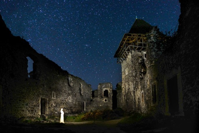 У небі над одним із замків Закарпаття сфотографували унікальне природне явище – 03