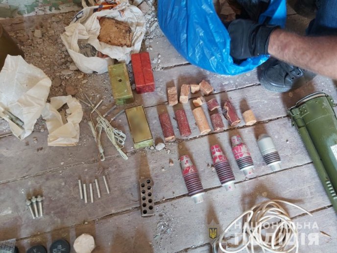 Бійці КОРДу затримали закарпатця, який переховував цілий арсенал засобів ураження – 06