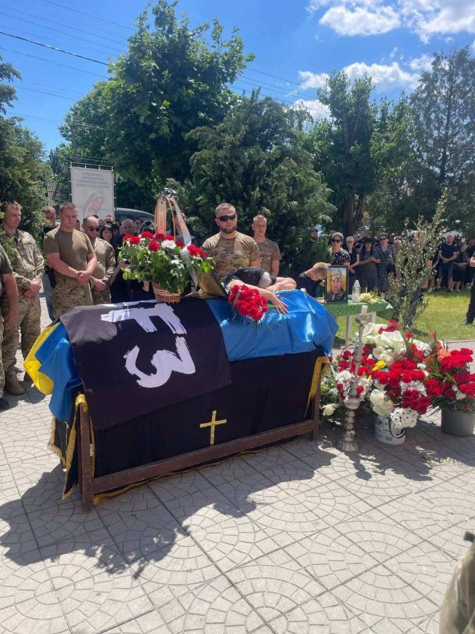 У Чинадієві поховали загиблого на війні захисника – 02