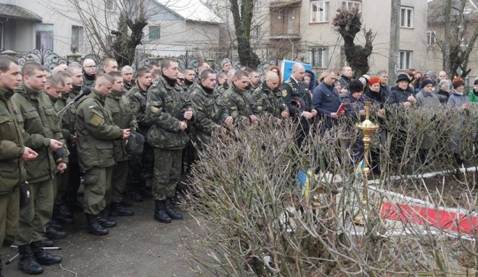 На площі Віталія Постолакі в Ужгороді до Дня пам’яті Небесної Сотні встановили і освятили хрест – 27
