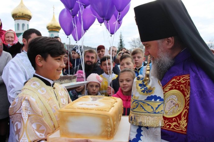 Архієпископу Феодору – 50: іменинника вітали перед богослужінням на Червоній горі – 12