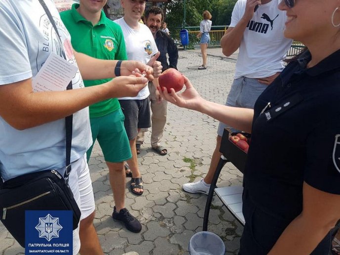 Поліція зупиняла закарпатців з незвичною пропозицією – 02