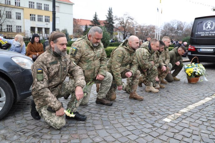Життя обірвала ворожа куля: на Закарпатті поховали військового – 04