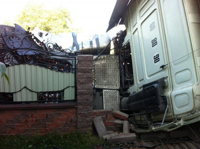 Перекинулася вантажівка: опубліковані фото з місця ДТП – 01