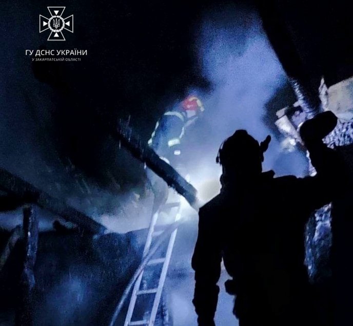 У селищі Солотвино горів будинок – 01