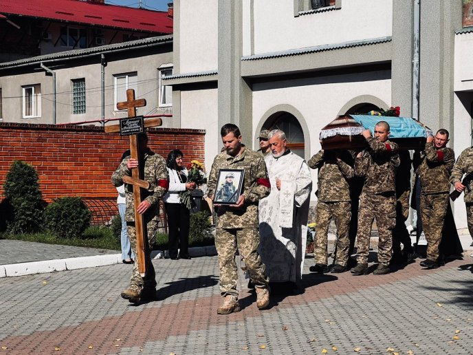 У Мукачеві провели в останню путь 24-річного військового – 04