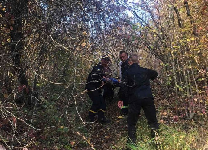 У лісі знайшли непритомного чоловіка. Поруч із ним сидів і завивав пес – 05