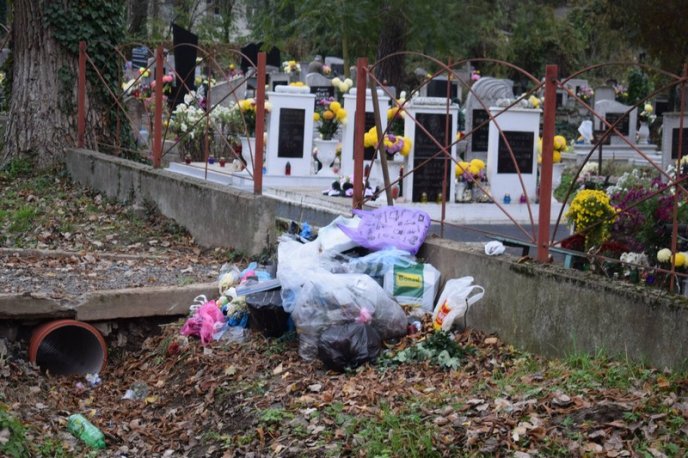 Гори сміття: як виглядає кладовище після Дня пам’яті – 10