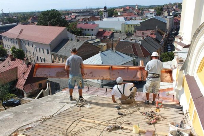 Майстри ремонтують крівлю даху Ужгородського греко-католицького собору – 05