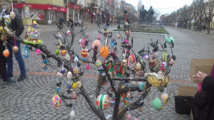 У центрі Мукачева встановили писанкове дерево – 01