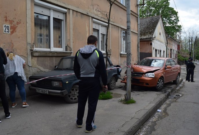 Нові деталі ДТП в Ужгороді: іномарка збила стовп – 03