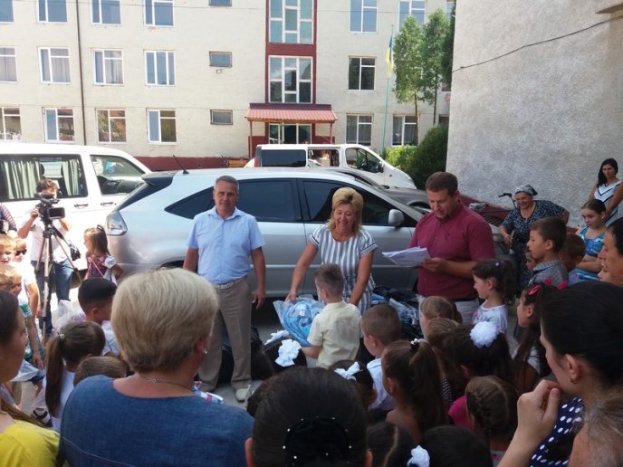 В рамках благодійної акції до Дня знань нові ранці отримали близько 3800 першокласників Тячівщини та Рахівщини – 02 В рамках благодійної акції до Дня знань нові ранці отримали близько 3800 першокласників Тячівщини та Рахівщини – 02