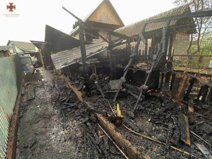Рятувальники показали фото з місця пожежі, внаслідок якої постраждала жінка – 01