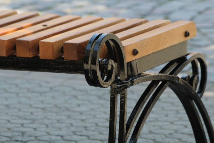 У центрі Мукачева оновлюють лавиці – 02