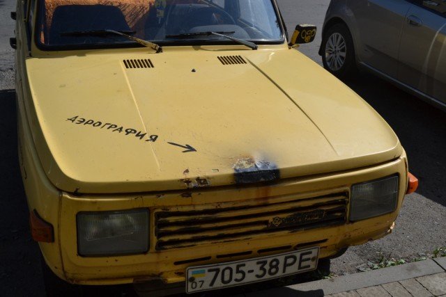 На вулицях Ужгорода виявили "веселий" автомобіль – 02