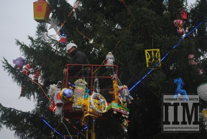 У Мукачеві повним ходом прикрашають ялинку (ФОТО) – 06