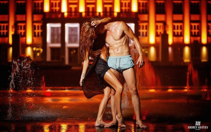 Мокрі та напівоголені: пара влаштувала пікантну фотосесію перед будівлею Закарпатської ОДА – 01