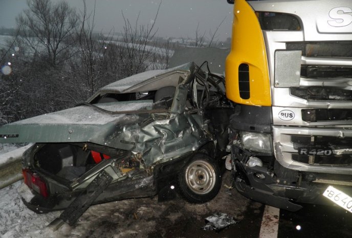 На трасі Київ-Чоп мукачівець на "Жигулях" врізався у вантажівку (ФОТО) – 03