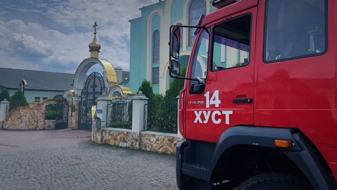 На Закарпатті горіла церква: рятувальники розповіли подробиці – 01