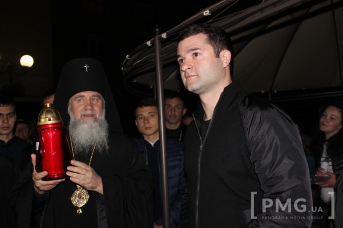 Мукачівці зустріли Благодатний Вогонь, який зійшов у Єрусалимі – 17